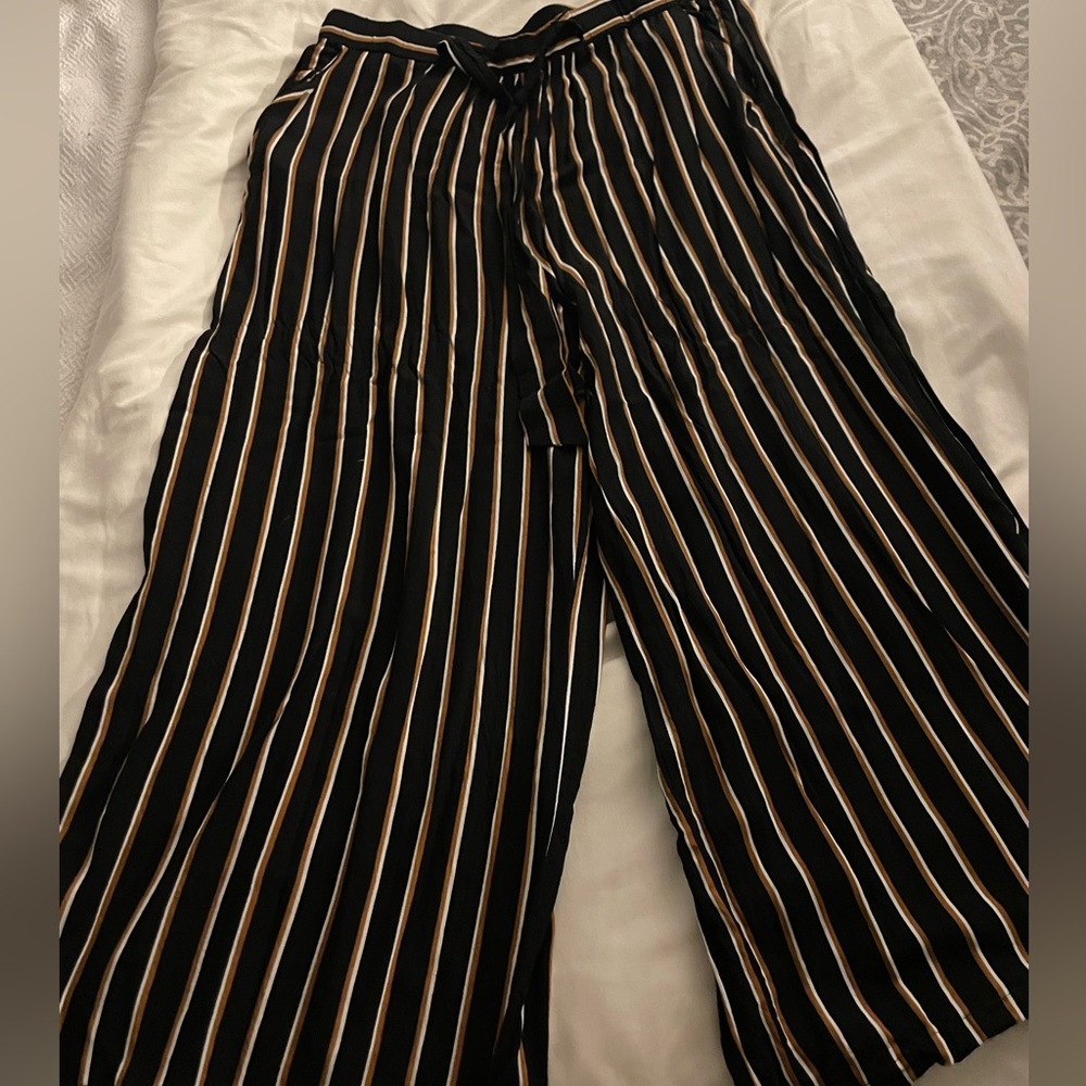 Sophisticated drawstring comfortable pants.